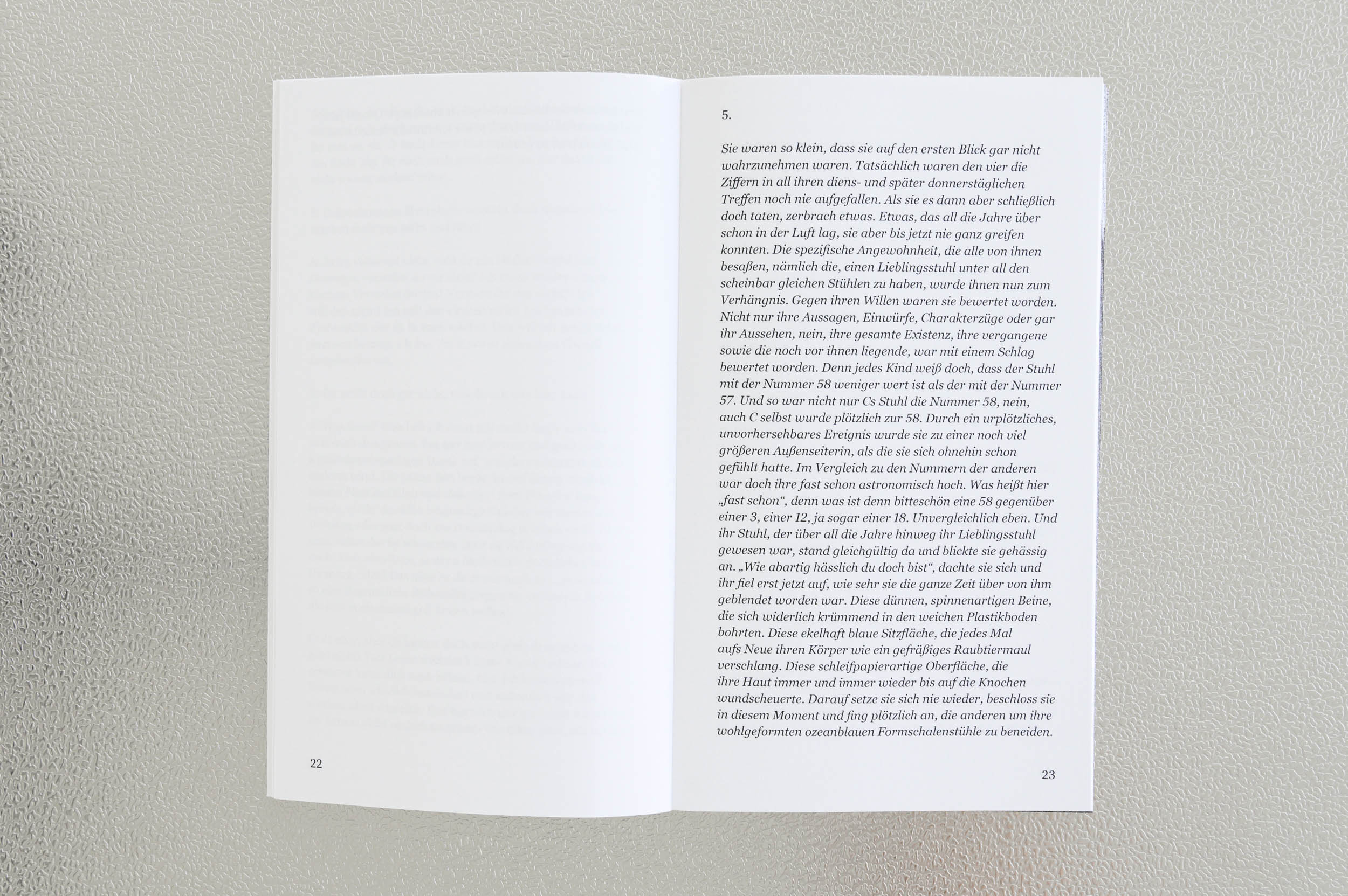 Eine Ewigkeit lang Ozeanblau / An Eternity of Ocean Blue, Artist's Book, 2021 at University of Arts Linz – Edgar Lessig